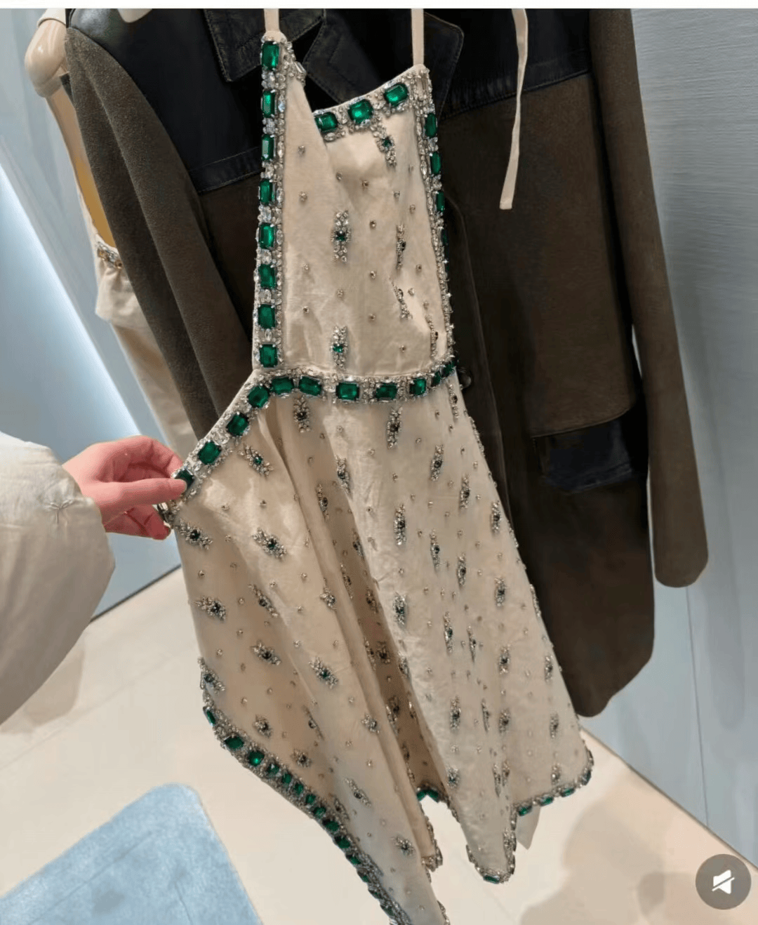 Miu Miu围裙15万一条，当你还在吐槽时，现货早被VIP抢购一空！你的吐槽正是他们购买的理由···