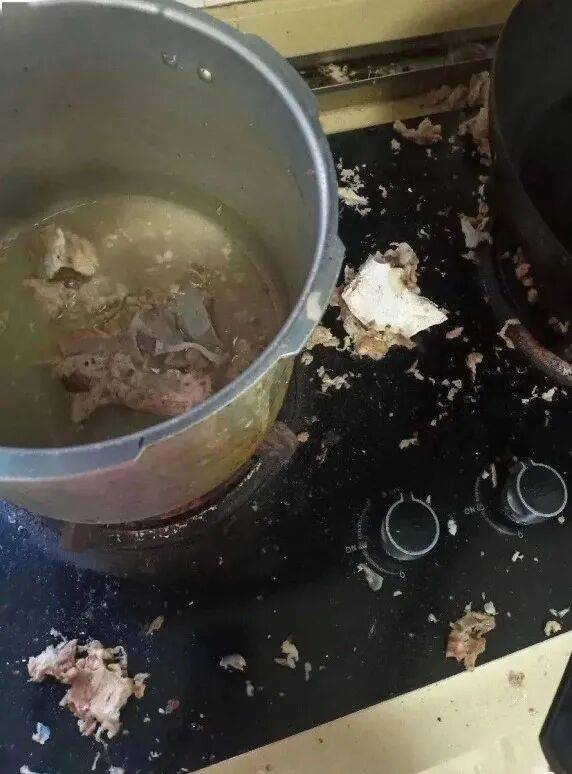 长沙一女子在家煮汤，高压锅突然爆炸，致颅脑重伤，抢救4天才脱险