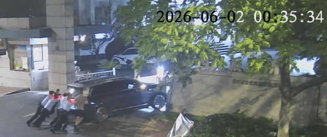 凌晨突发！杭州小夫妻手推SUV进派出所，近750万网友围观，视频火了