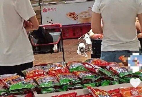 安徽合肥一超市有小孩疑用散装大米投喂宠物狗，被制止后将米粒扔回货架，涉事门店：情况属实，涉事商品已下架封存